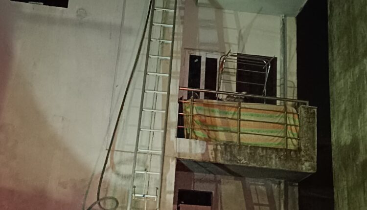 Fire broke out in a flat in Mount View Colony, fire service controlled the fire in time