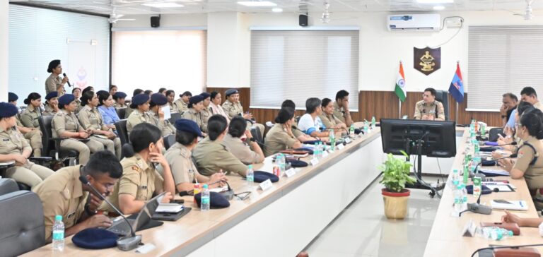 Open house session organized with women police officers on the occasion of silver jubilee year of state establishment