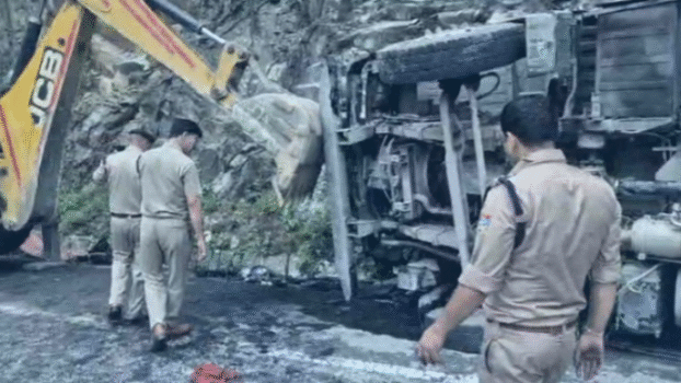 A truck loaded with gas overturned on Badrinath Highway, driver injured