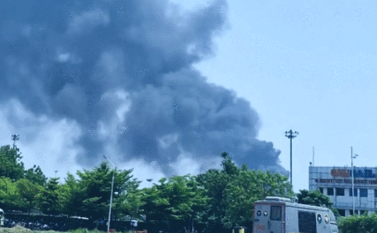 Air India's Dreamliner plane crashes soon after takeoff, 242 passengers on board - Former CM Vijay Rupani seriously injured