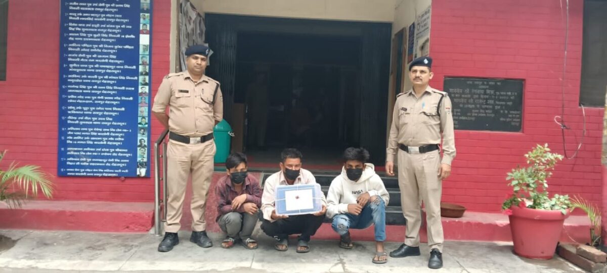 Doon Police exposed the gang that used to steal laptops by breaking the glass of vehicles in Raipur area