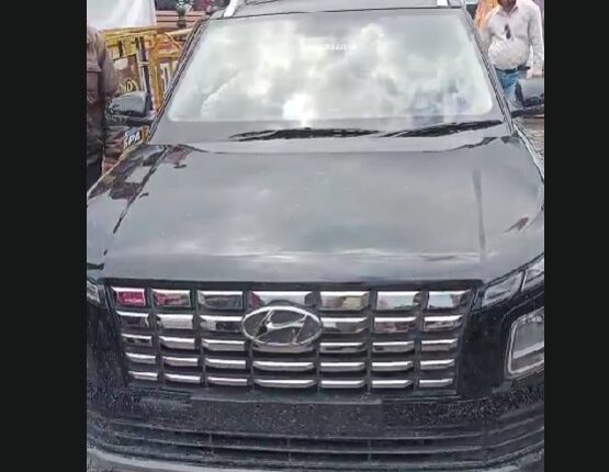 Doon Police took down the arrogance of a youth who was showing arrogance by driving without a number plate and blowing a horn in Mussoorie