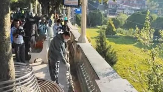 On his visit to Nainital, CM Dhami gave the message of cleanliness by sweeping and planted trees