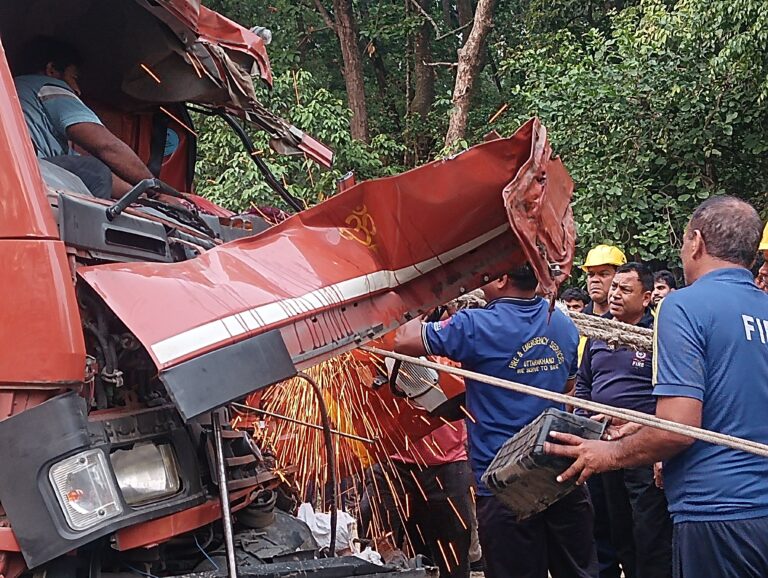 Road accident near Mani Mai temple, SDRF and rescue team rescued the injured safely
