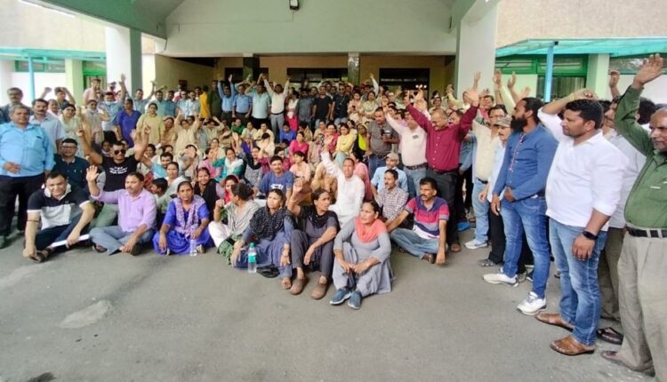 UPNL employees' strike begins in Sushila Tiwari Hospital, salary not received for three months