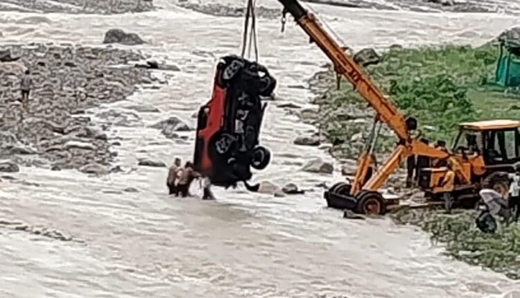 Dehradun Thar got washed away in Song river, police rescued the vehicle and returned it safely to the owner