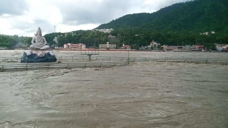 Ganga on the verge of overflowing! Water level just 45 cm away from the warning mark.