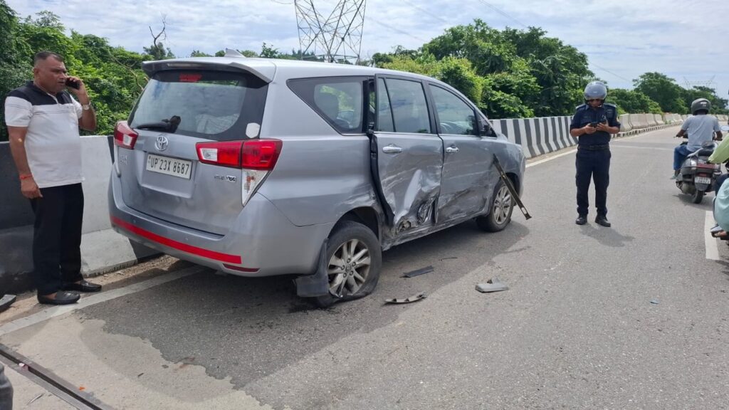 Horrific accident on Kangdi flyover; Max vehicle overturns after colliding with two cars.