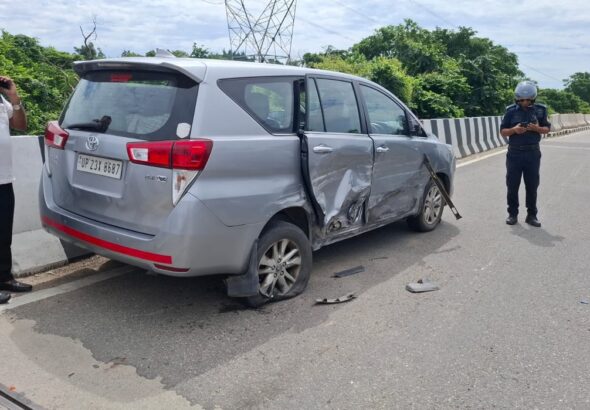Horrific accident on Kangdi flyover; Max vehicle overturns after colliding with two cars.