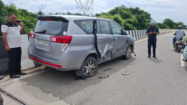 Horrific accident on Kangdi flyover; Max vehicle overturns after colliding with two cars.