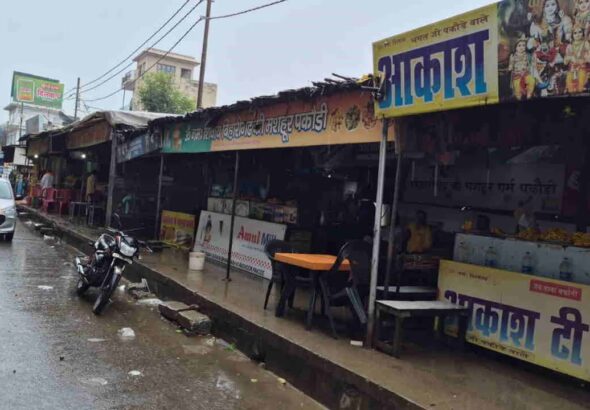 Biharigarh's famous pakodi market has fallen into a sorry state following the construction of the expressway; business has dropped by 70 percent.