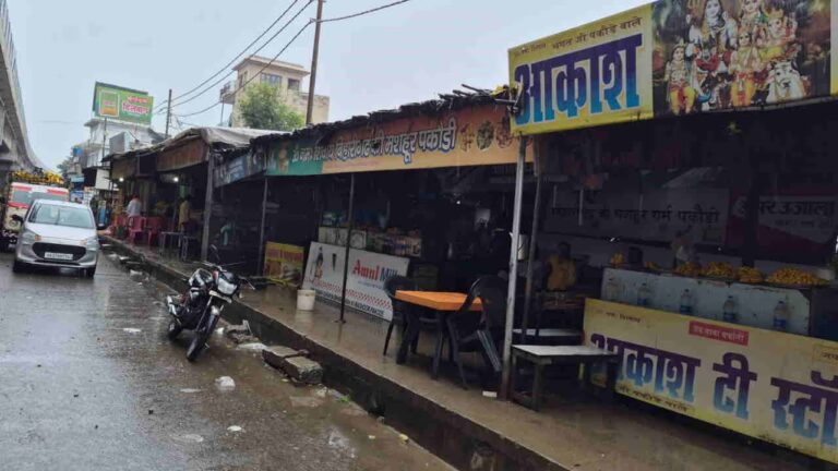 Biharigarh's famous pakodi market has fallen into a sorry state following the construction of the expressway; business has dropped by 70 percent.