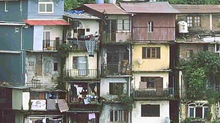 Risk of accidents rises due to dilapidated buildings in Mussoorie; hundreds of families face looming danger.