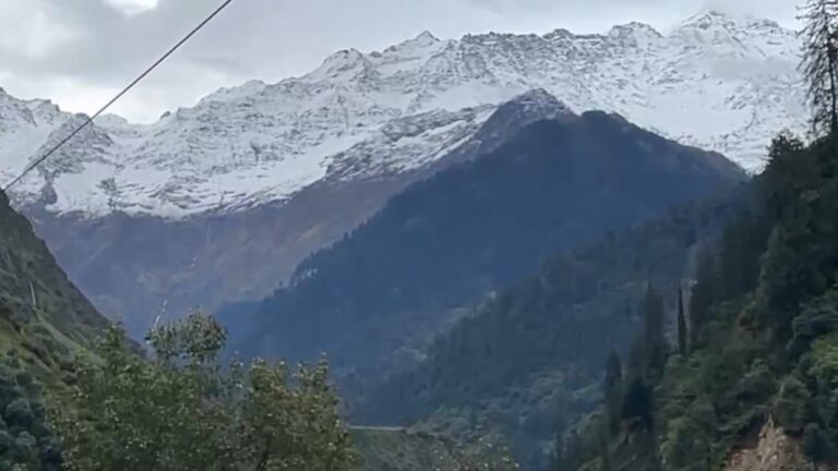 Highway closed due to snowfall and rain on the peaks of Yamunotri.