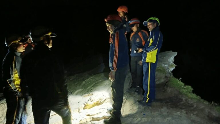 Woman falls into gorge on Tungnath trek; search operation continues overnight, resumes in the morning.