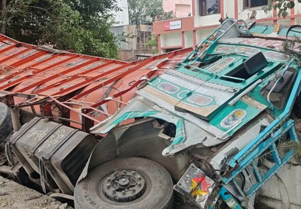 Truck loaded with bricks crashes into girls' hostel in Mohbbewala; major accident averted.