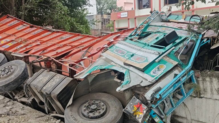 Truck loaded with bricks crashes into girls' hostel in Mohbbewala; major accident averted.