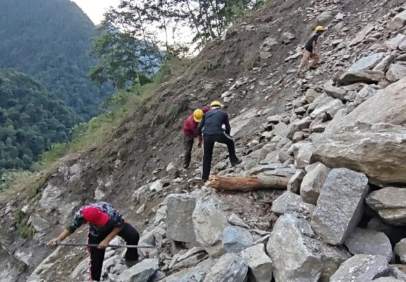 Five trekkers missing on the Kedarnath-Vasukital trek; search operation underway.