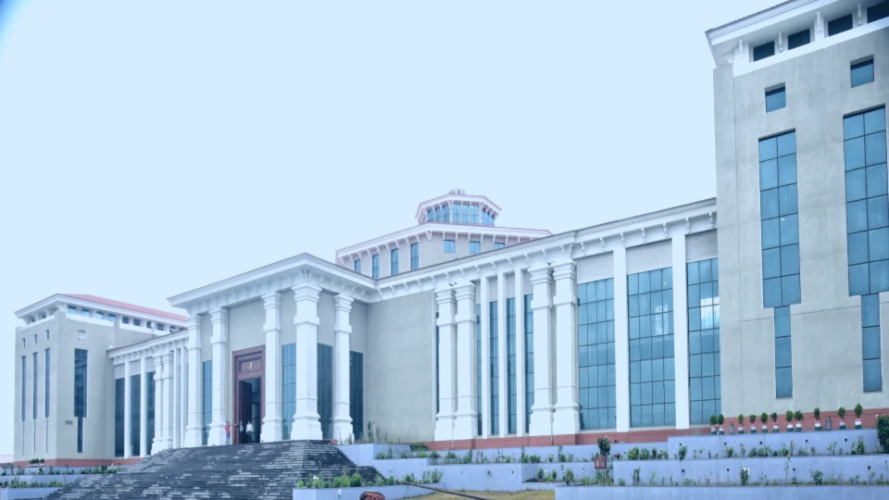 Amidst the cold in Gairsain, the political temperature is rising; government and opposition face off in the final session.