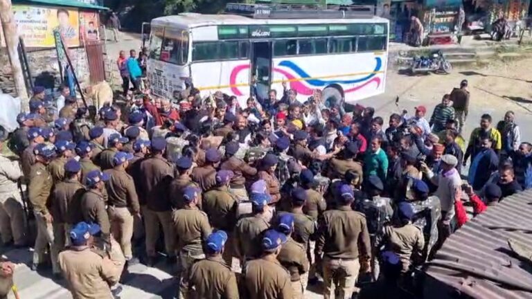 Protest at Jangalchatti on the first day of the Gairsain Assembly session; Pradhan Sangathan and UKD raise demands.